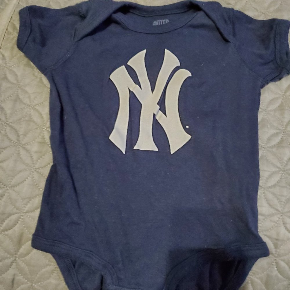 NEW NY Yankees 6-9 mos onesie
